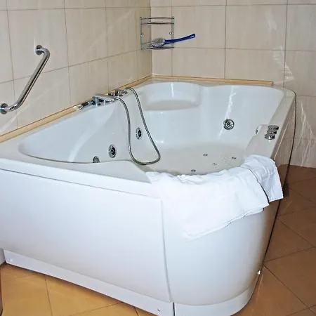 Atm Center מלון 2*